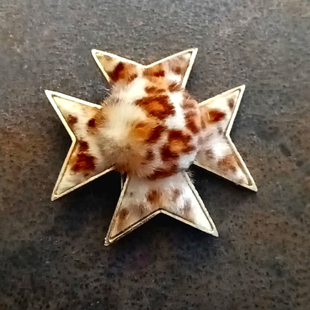 💕Furry vintage cross leopard pin💕